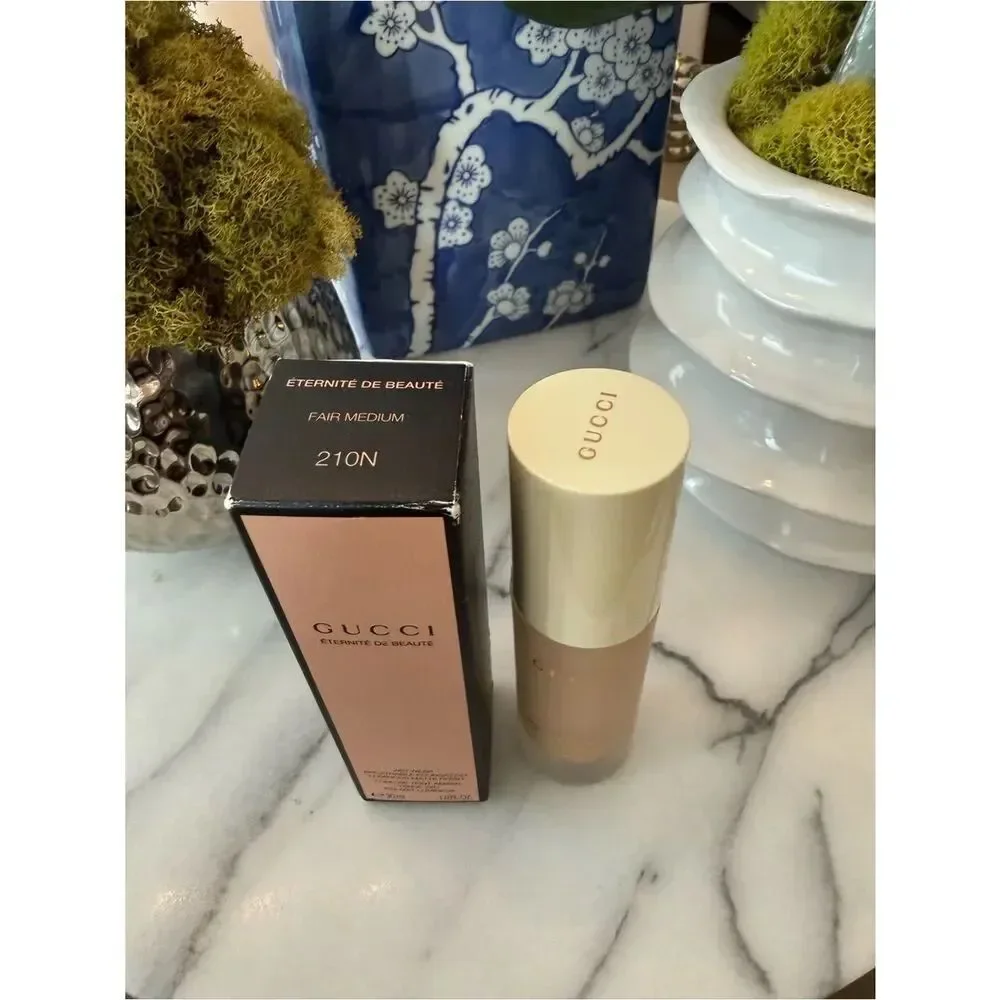 Gucci 24 Hour Full Coverage Luminous Matte Finish Foundation in 210N